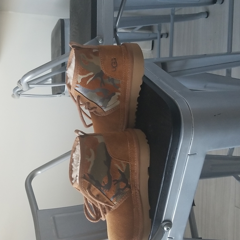 UGG - Picture 3 of 3